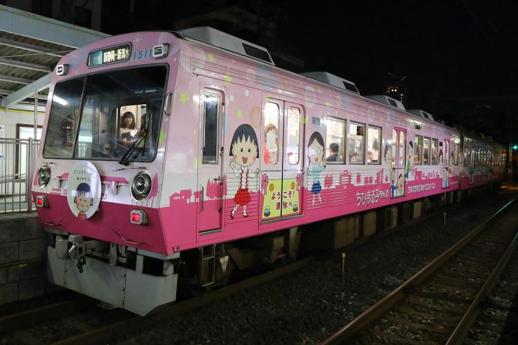 静岡鉄道の「ちびまる子ちゃんラッピングトレイン」。2018年9月、さくらももこさんの追悼のために、「さくらももこさんありがとう。」と記した特別ヘッドマークをつけていた（時事通信フォト）