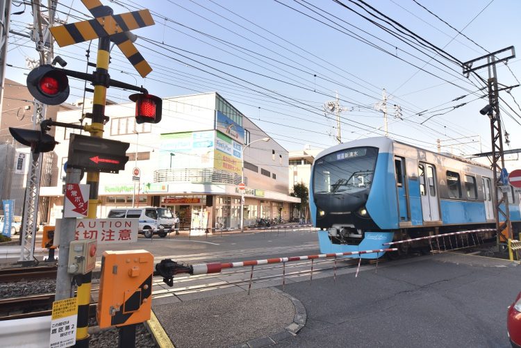 新静岡駅近くの踏切を通過中のA3000形。A3000形の車体は7色のバリエーションがあり、shizuoka rainbow trainsと呼ばれている（撮影：小川裕夫）