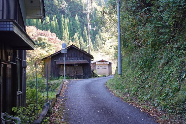 事件現場と、集落へと続く道