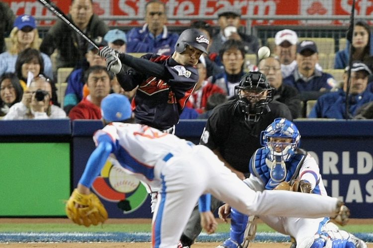 2009年のWBC決勝・韓国戦で、決勝の2点タイムリーを放ったイチロー(時事通信フォト)