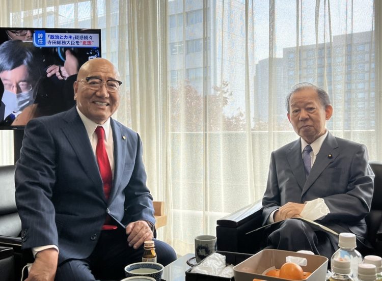 上田藤兵衛氏と自民党の二階俊博元幹事長。上田氏は中央政界にも太いパイプを持つ