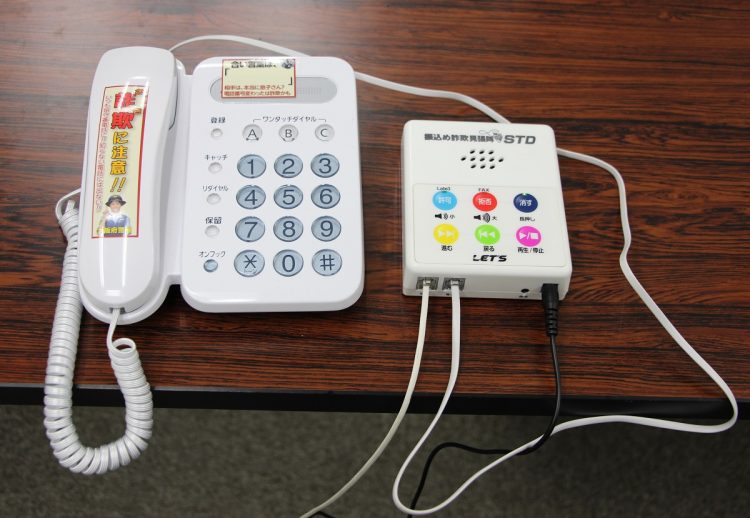 固定電話の自動録音機（右）。特殊詐欺防止のため大阪府警が全警察官・職員に設置を呼び掛け、大阪市は2022年12月から無償貸与を始めた（イメージ、時事通信フォト）