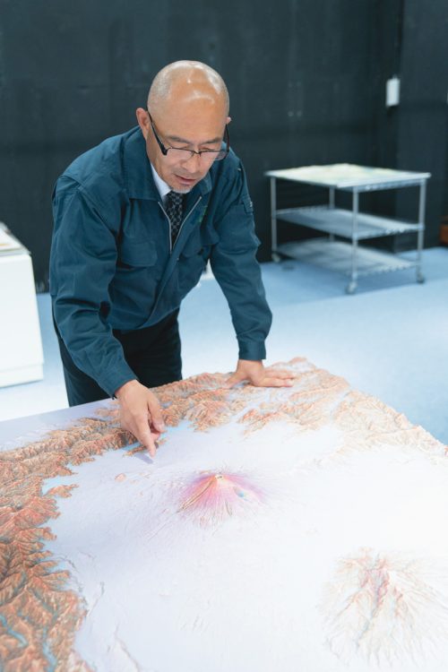 吉本さんが所属する山梨県富士山科学研究所では、富士山の模型で噴火時のリスクを啓蒙している