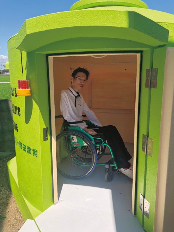 車椅子でも避難可能で、内部には水などの保存食収納庫や緊急脱出口もある