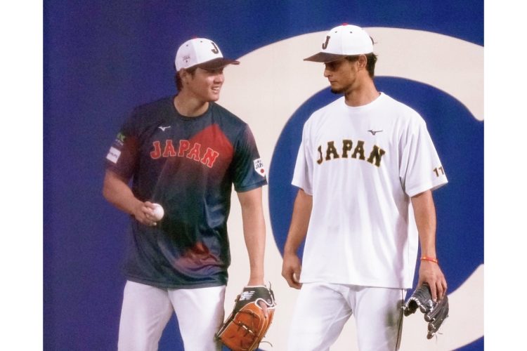 ダルビッシュとボールの握りについて話し合う大谷翔平（写真／共同通信社）