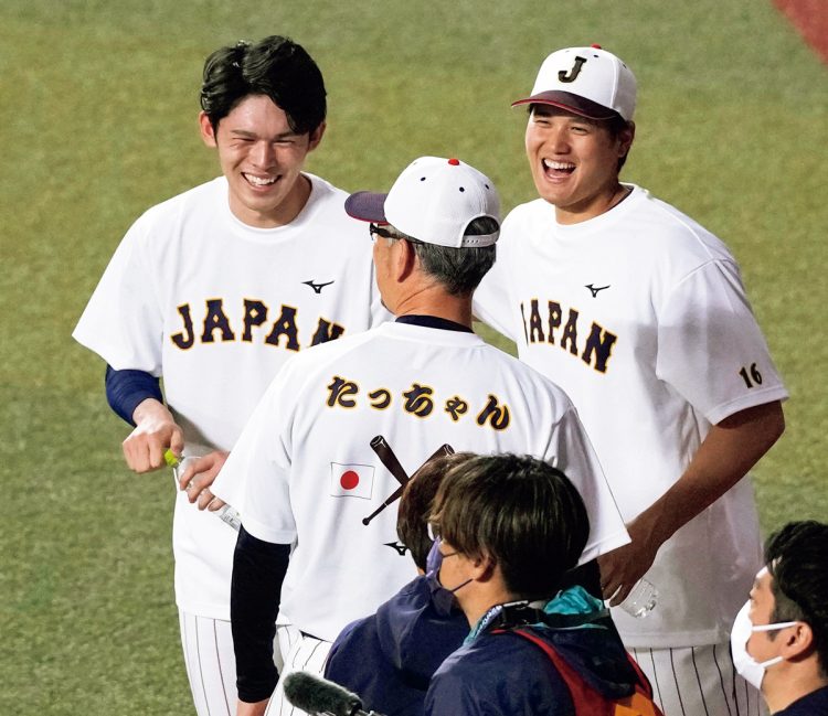 佐々木朗希にも冗談を言い和ませる（写真／共同通信社）