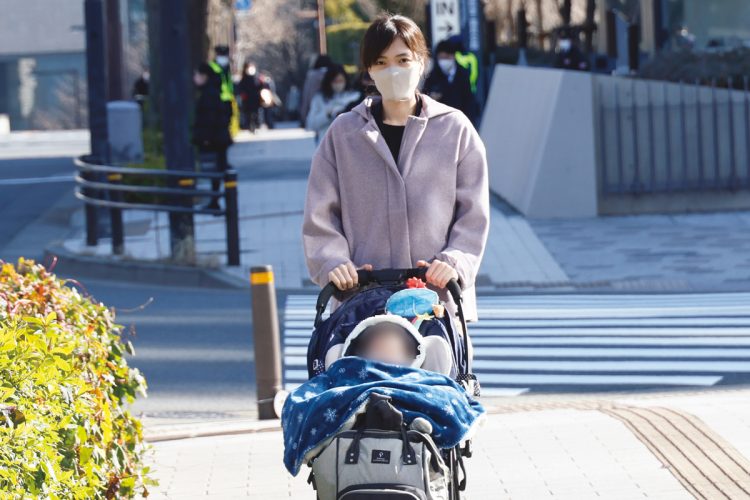 もうすぐ1歳の息子をベビーカーに乗せて、国会議事堂前を歩く小川さゆりさん