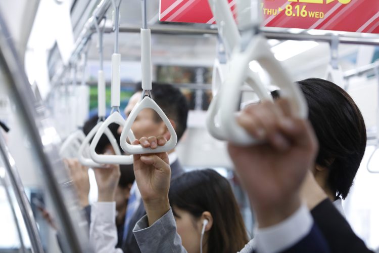 寝不足時も座ったほうがよい（イメージ）