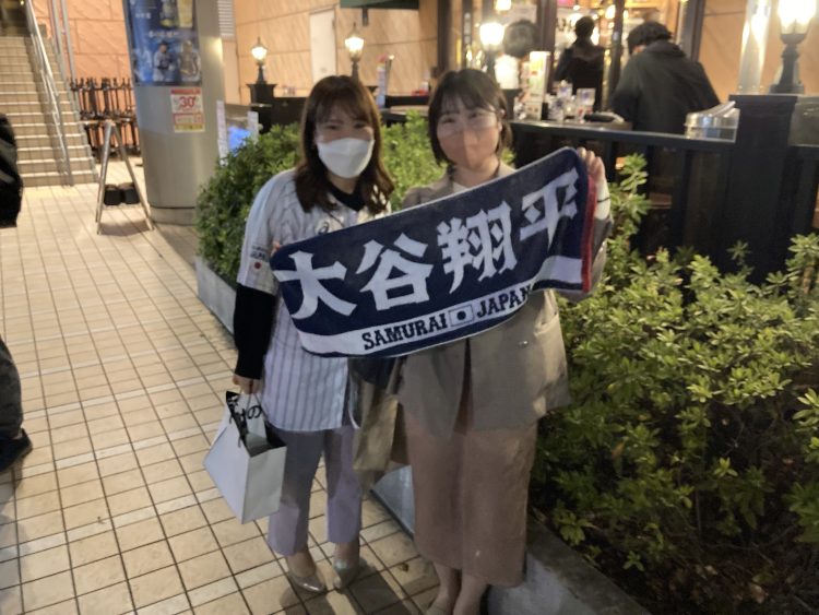 「やっぱり大谷がカッコいい」と話す2人組の女性