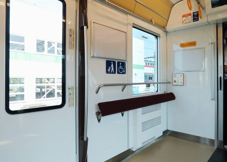 2017年に京王電鉄が導入した新型車両「5000系」の車内。鉄道会社の新型電車導入時に車内にはベビーカーや車いす専用スペースを設置するのが当たり前になりつつある（時事通信フォト）