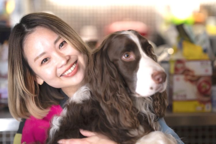 自宅で飼っている愛犬とのツーショット