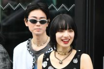 パリコレに現れた小松菜奈と菅田将暉。菅田はレディースのジャケットを着用