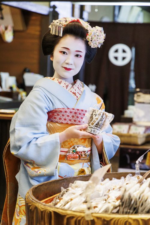 老若男女に好まれる気のきいた贈り物.（宮川町の舞妓・ふく凪さん）