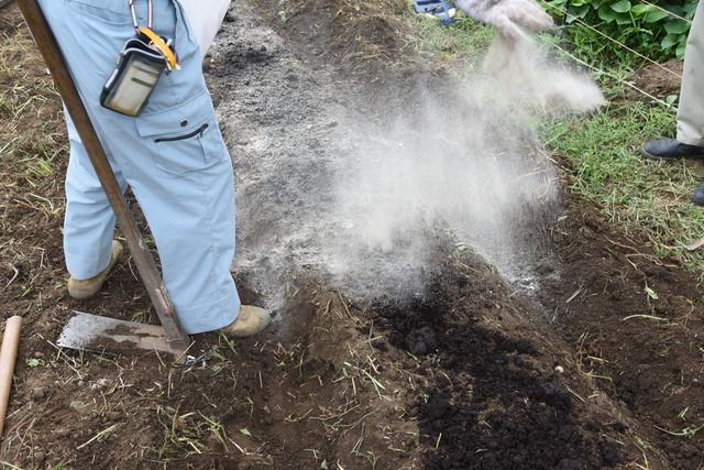 化学肥料や農薬の使用で土壌が弱ってきている（写真／PIXTA）