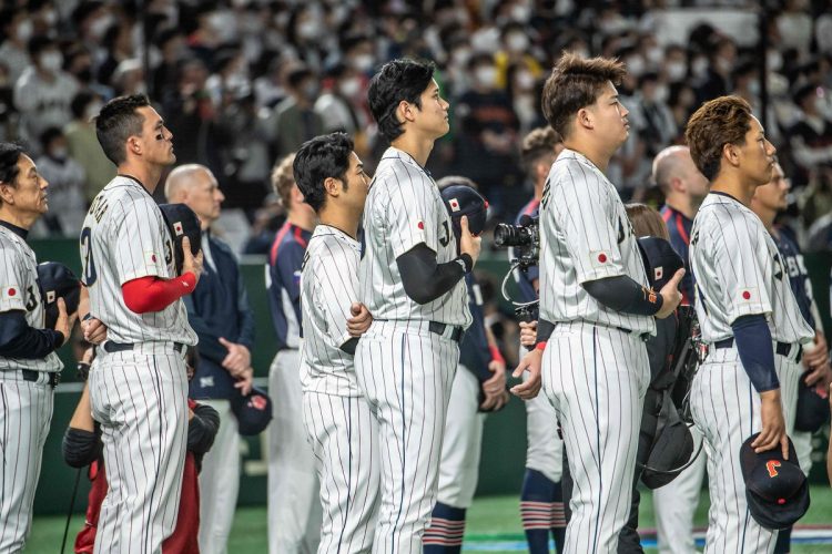 WBCで国歌斉唱する日本チーム。左端が栗山英樹監督、その右隣がヌートバー、中央が大谷翔平（AFP＝時事）