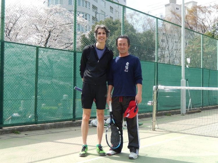 フローラン・ダバディ氏とのツーショットも（写真は赤坂区議のFacebookより）