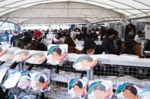グッズは売り切れ続出(時事通信フォト)