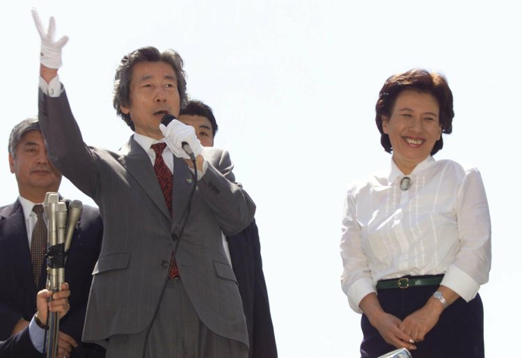 小泉政権では田中真紀子・外相の更迭問題も（時事通信フォト）