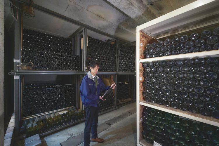 地下貯蔵庫では1959年の甲州ワインなど24種類約2万5000本を熟成(撮影/中庭愉生)