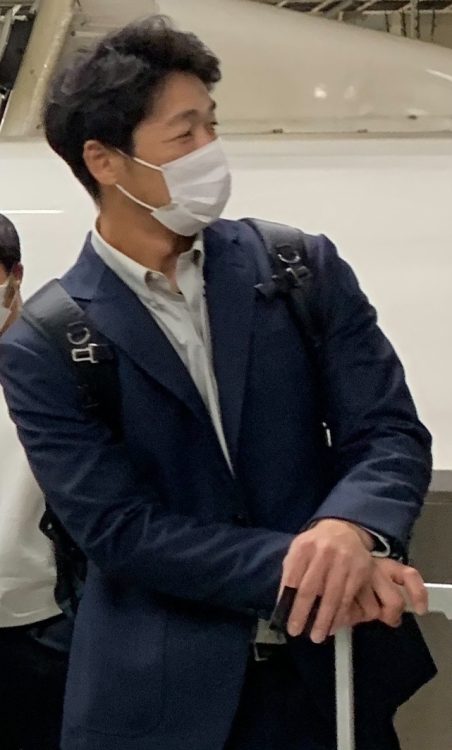 身体を少し反らす阿部