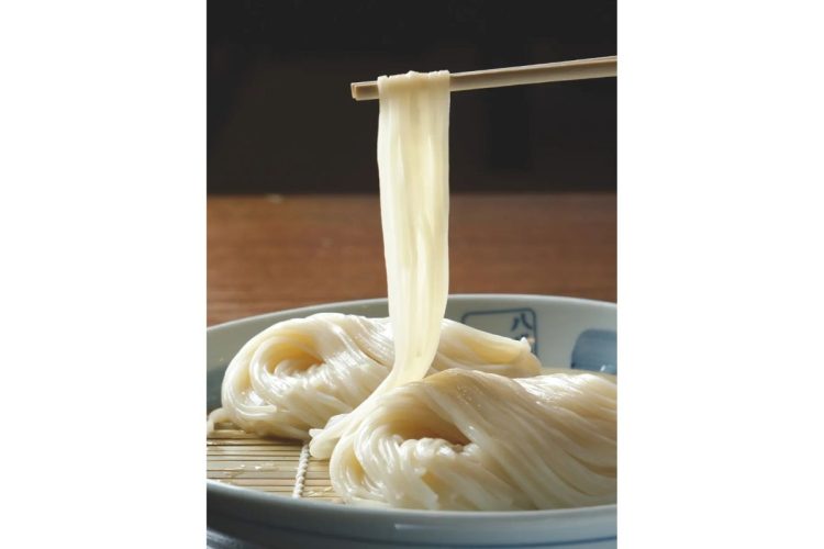 透き通るような白肌の艶やかでコシのある細麺は、職人による伝統的な手作業によって生まれる（撮影／太田真三）
