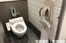 京成上野駅のトイレは、周辺に文化・芸術施設が点在していることを意識して石造りのデザイン