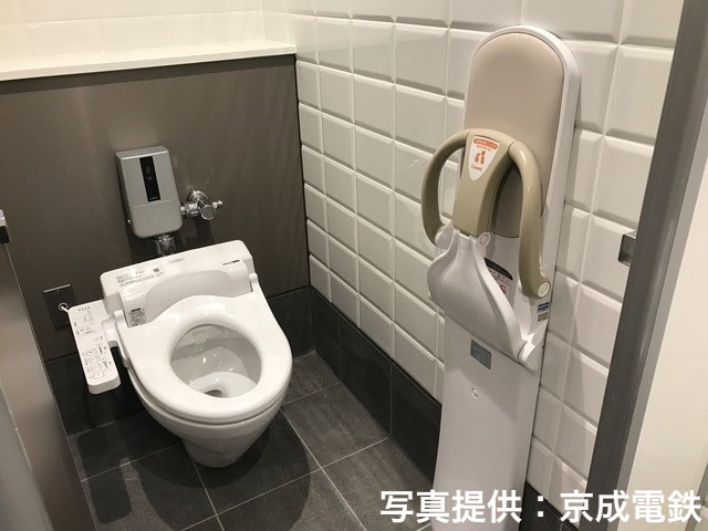 京成上野駅のトイレは、周辺に文化・芸術施設が点在していることを意識して石造りのデザイン