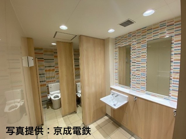 国府台駅のトイレは、和洋女子大学の学生がデザインを選定