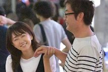《メガネを外した貴重シーン》唐橋ユミが表情トロン、結婚相手の映画監督とラブラブデート現場