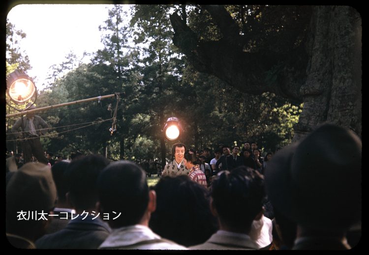 映画『桜御殿』（1948年制作）のロケ地となった奈良公園での撮影現場。白黒の映画なので、オレンジ色の白熱灯でも問題なかったようだ（1948年5月、ヘンリー・M・ヒルズ撮影）