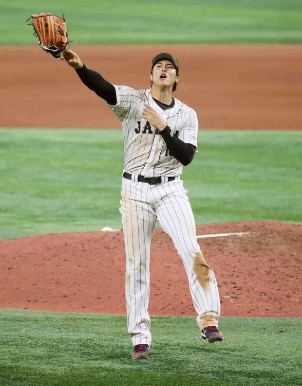 優勝したときの大谷翔平（写真／EPA＝時事）