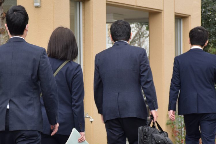 ガーシー氏の実家に捜査員がガサ入れする瞬間(時事通信フォト)