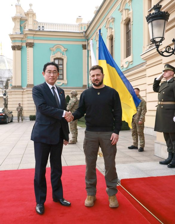 ウクライナの首都キーウ（キエフ）を訪問し、ウォロディミル・ゼレンスキー大統領（右）の出迎えを受ける岸田文雄首相［内閣広報室提供］（時事通信フォト）