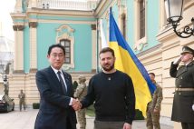 ウクライナの首都キーウ（キエフ）を訪問し、ウォロディミル・ゼレンスキー大統領（右）の出迎えを受ける岸田文雄首相［内閣広報室提供］（時事通信フォト）
