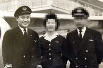 日航パーサー時代の安部譲二氏(左)