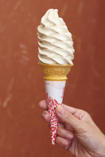 人気の「元祖しょうゆソフトクリーム」（380円）は北浦本館で味わえる