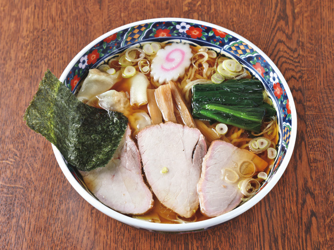 とらや分店 村田や。白河ラーメンの人気店。手打ち麺、滋味深いスープ、炭火で燻し焼きしたチャーシューが美味。写真は「ワンタンメン」（980円）。住所：福島県田村郡三春町斎藤字場上田242-1、営業時間：11時～14時半（材料が無くなり次第、終了）、休業日：火曜