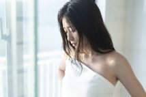 元NMB48内木志、背中開きドレスで大人な一面チラリ