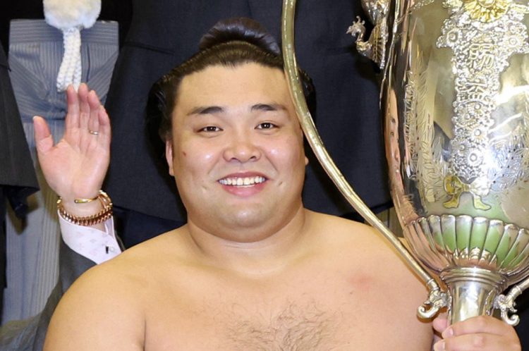 優勝決定戦を制した霧馬山は来場所、大関取りとなるが……（時事通信フォト）