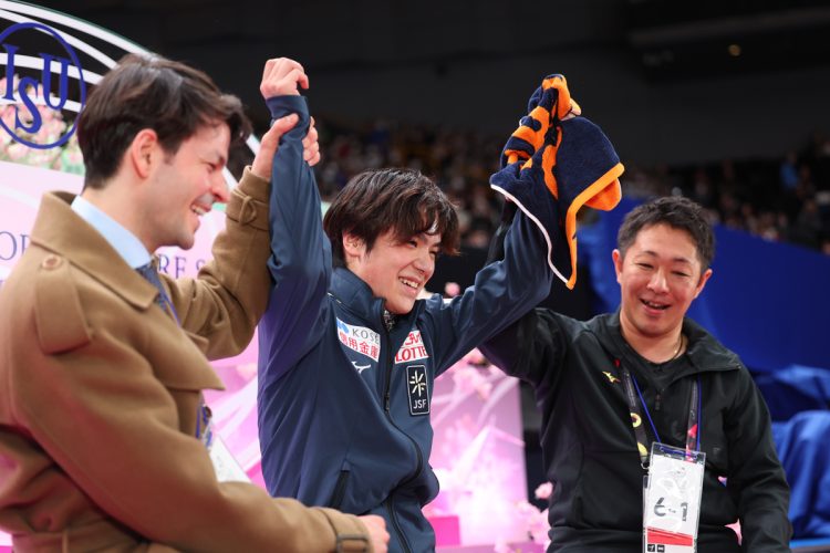 世界選手権では日本男子初の連覇となり、「期待通りの結果を出すことができ、うれしく思います」（宇野）と喜んだ（写真／アフロ）