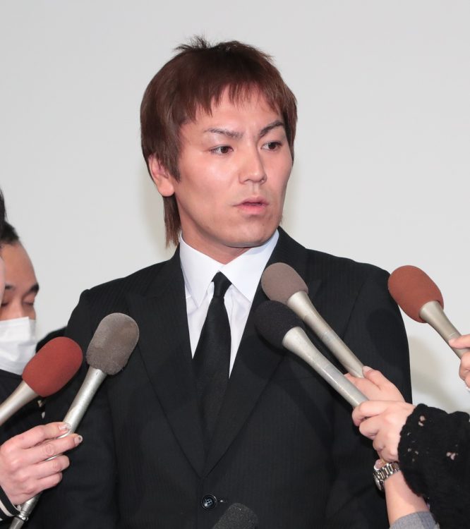 笑いも起こった会見。狩野自身「マスコミのかたがたがおいしくしてくれた」と後日談を