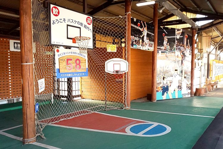 「バスケの街」として有名な秋田県能代市は、駅のホームにバスケットゴールが設置されている