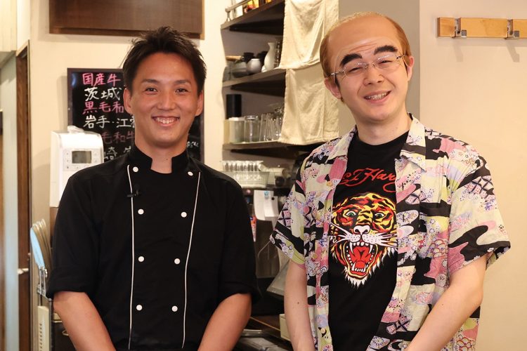 志村さんが生前、通い詰めた鉄板焼き店の店主・御山さんとツーショット
