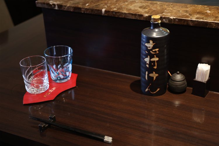 志村けんさんが生前、使っていたというボトルとグラス