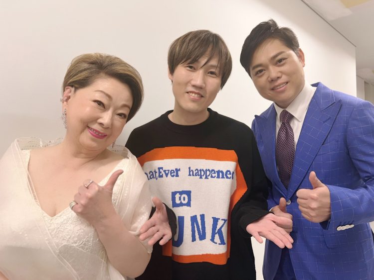 SNSには由紀さおりらとの写真も