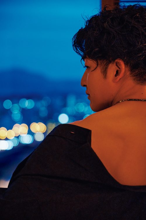 夜のライトアップを背景に