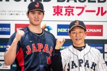 WBC開催前に開かれた記者会見での栗山英樹監督（右）と大谷翔平（AFP＝時事）