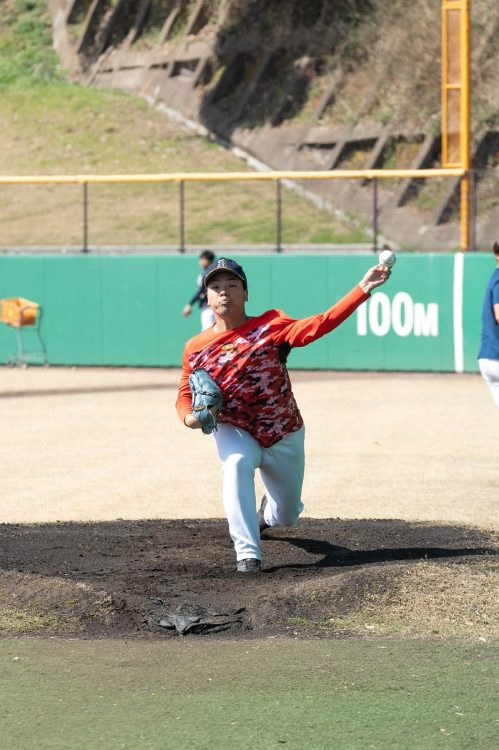 高校の時から変わらないスリークオーターの投球フォームだ（撮影・比田勝大直）