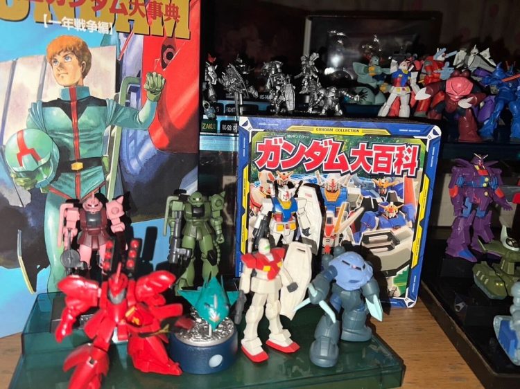 父・唯さんの自宅には多数のガンダムグッズが