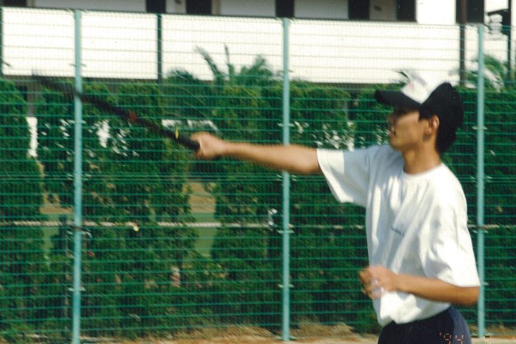 高校でテニス部だった金子さんは今でも時々、テニスをして汗を流している